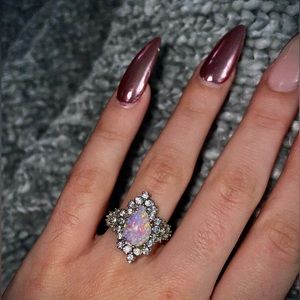 A mystic ring with an opal centre piece 💍
